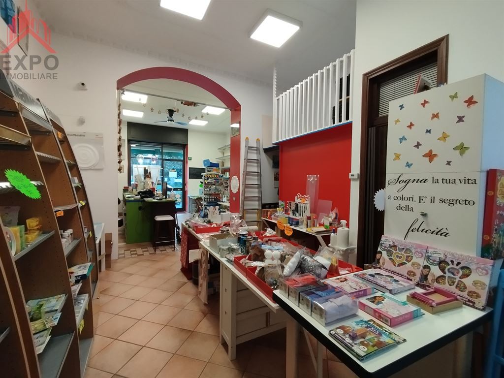 NEGOZIO 50mq + 50 mq MAGAZZINO E POSTO AUTO